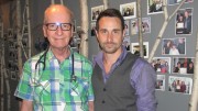 Dr Robert et le DG Hugo Bissonnet. Derrière, un mur est tapissé de photos représentant des personnes qui ont guéri de l’hépatite C.