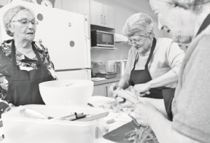 À la cuisine collective, tout le monde met la main à la pâte pour cuisiner de bons petits plats. 