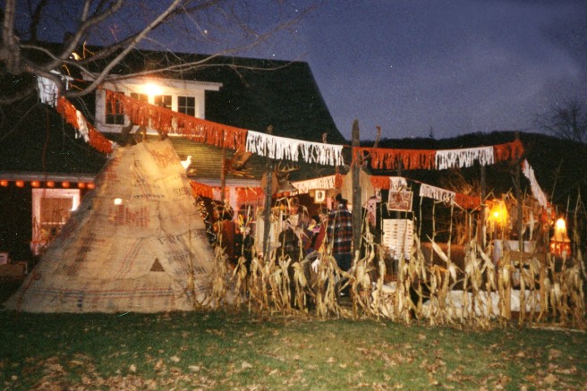 Pour visiter son tipi, il suffisait de faire la queue leu leu devant sa porte et d’être patient, car on ne pouvait entrer tous en même temps…qu’un petit groupe à la fois.