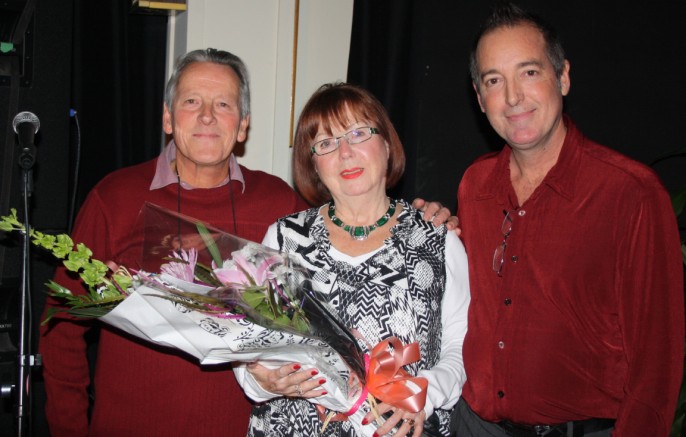 Photo: Alain Pilon Avant le concert, l’émotion fut grande lorsqu’on rendit hommage à Mme Francine Allain, laquelle, après vingt-trois ans d’un indéfectible dévouement, cède son poste de Directrice de Diffusions Amal'Gamme. Elle est encadré du nouveau président Raoul Cyr et du nouveau directeur Bernard Ouellette.