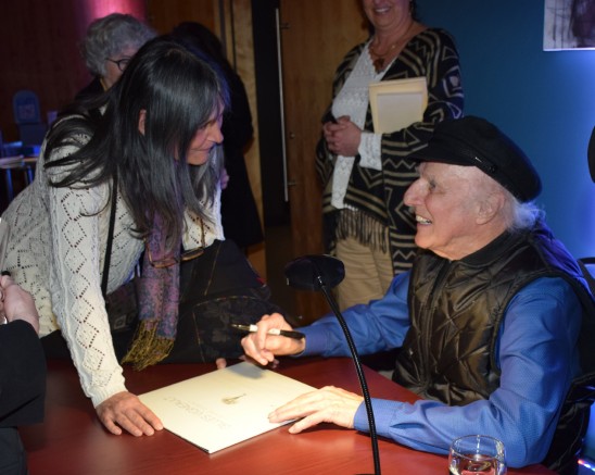 Photo : Michel Fortier. Carole Bouchard, très émue de faire autographier par Gilles Vigneault la pochette du dernier disque vinyle Vivre debout 