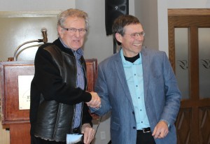 Photo: Marc Bouchard; Claude Hamel, le récipiendaire du certificat-reconnaissance au titre de Bénévole Abvlacs de l'année 2015 et Jean Massé, président sortant de l'Abvlacs à la fête des bénévoles le 10 avril 2016.