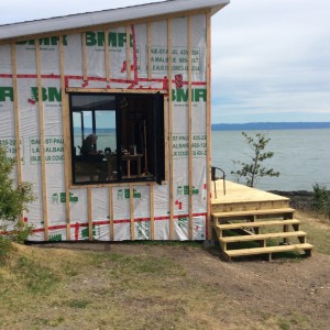 Photo : Jasmine Valiquette; Il s’est fait construire, une mini-maison, tout près du bord du fleuve qu’il appelle « sa pièce d’écriture ».