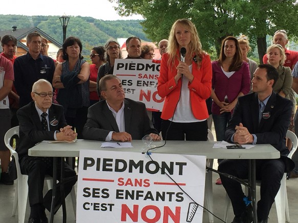 Claudine Ouellette, une des porte-parole de l’APCP, s’adressant aux personnes présentes lors de la conférence de presse du 31 août. À ses côtés (de gauche à droite), Clément Cardin, maire de Piedmont, Jacques Duchesneau, ancien député de la CAQ, et Jean-François Roberge, député de la CAQ.