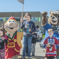 Les gagnants dans la catégorie 6 à 8 ans : Justine Piché, première; Coralie Chartrand, deuxième; et Thomas Parent, troisième Crédit : Rosaire Godin