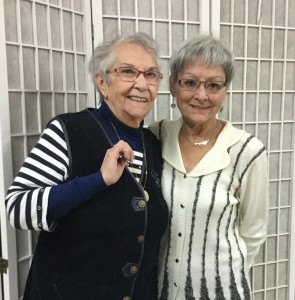 Photo : Gilles Pilon; Au fil des ans, Rita (à droite) a pu compter sur de nombreuses collaboratrices lors des prises de sang à la Maison d’entraide de Prévost. On la voit ici avec Aline Tourville. Rita tient à remercier toutes ces femmes qui se sont impliquées dans ce service à la population. 