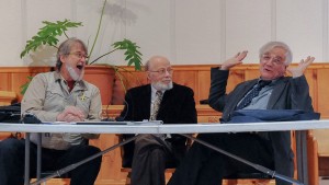 Photo : Luc Brousseau; Pierre Amesse (au centre) du comité Renaissance avait l’agréable tâche de permettre au deux conférenciers d’échanger leur point de vue : à gauche, Michel Fortier et à droite Claude Vigneau.   