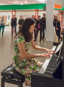 Photo : Lucien Lisabelle;  Karen Tam au piano lors du vernissage de l'exposition SHEEN-WAH-ZREE.