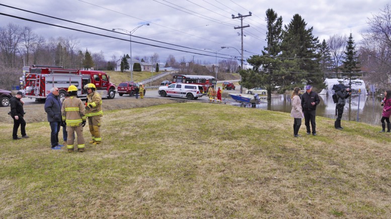 Sur la gauche, le maire Germain Richer et Josianne Cyr responsable aux communications et sur la gauche les pompiers de Ste-Sophie venu en renfort.