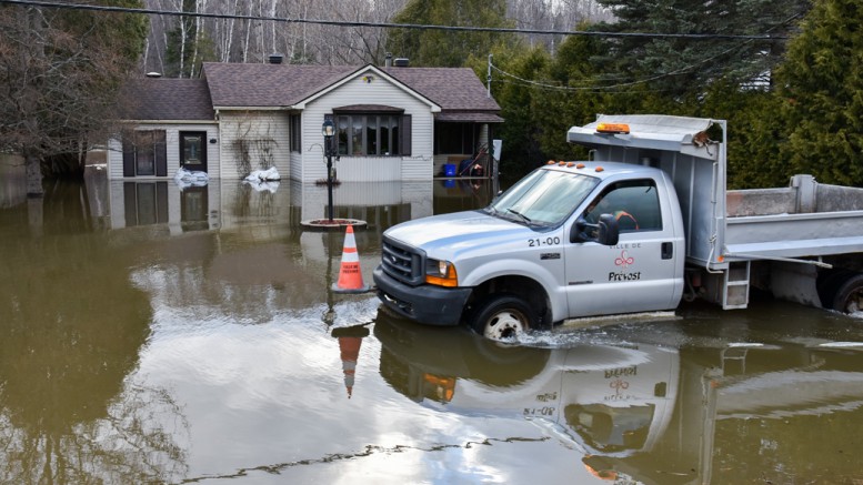 Camion livrant des sacs de sable lors de l'inondation de la rue Leblanc 17 avril 2017.