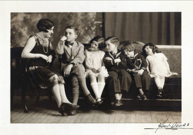 Ma grand-mère Jeanne avec cinq de ses enfants dont mon père Guy, âgé maintenant de 93 ans. Mon père, c’est celui qui regarde l’objectif photographique avec un petit air coquin. 