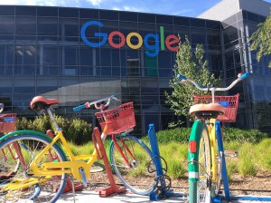 Photo : Amélie Boyer; À Venice : les vélos des employés de Google aux couleurx du logo qui leurs permettent de voyager d’un bâtiment à l’autre.