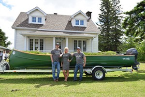 Photo : Jordan Dupuis ; Carle, Mélanie et Dominique Gariépy, les trois petits enfants d'Augustin Gariépy, maintenant responsables de l'entreprise familiale.