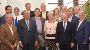 1ère rangée : Jacques Gariépy, maire de Saint-Sauveur, Yves St-Denis député d’Argenteuil, David Graham, député de Laurentides-Labelle, Gisèle Godreau, présidente de la C.S. des Laurentides, Robert Milot, maire de Sainte-Adèle, Rhéal Fortin, député de la Rivière-du-Nord. – 2e rangée : Bruno Laroche, maire de Saint-Hippolyte, Sonia Paulus, mairesse de Sainte-Marthe-sur-le-Lac, Tim Wahtchorn, maire de Morin-Heights, André Genest, maire de Wentworth-Nord, Lisette Lapointe, mairesse de Saint-Adolphe-d’Howard, Germain Richer, maire de Prévost, Claude Cousineau, député de Bertrand.)