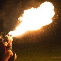 Photo : Diane Brault; Les Soeurs de Lune, duo composé de Lenny et Nadia qui ont allumé le traditionnel feu de la St-Jean.