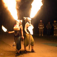 Photo : Diane Brault; Les Soeurs de Lune, duo composé de Lenny et Nadia qui ont allumé le traditionnel feu de la St-Jean.