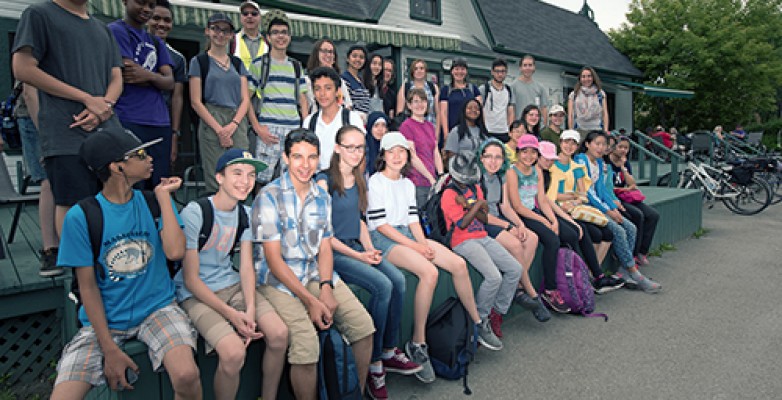 Une quarantaine de jeunes enfants de Montréal sont venus explorer la diversité des écosystèmes de la réserve naturelle Alfred-Kelly