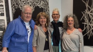 Photo : Nicole Deschamps ; Marcel Achard, directeur général de l’Atelier de l’île de Val-David; Nicole Deschamps, membre et cinéaste; Bonnie Baxter, membre honoraire et directrice artistique de ce projet tenu le 18 juillet 2015; et Louise Bloom, présidente du conseil d’administration de l’Atelier de l’île.