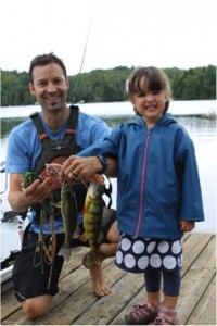 Photo : Jacinthe Laliberté; Alphée, la plus jeune participante du tournoi de pêche, avec sa perchaude et son achigan de 265 grammes.