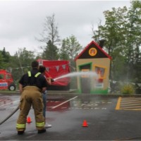 Photo : Jacinthe Laliberté L’activité « pompier du jour » a permis aux enfants de jouer au pompier, quelques instants,  sous le regard d’un vrai.