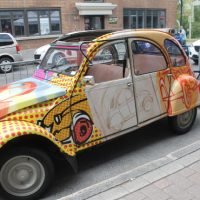 Une petite virée en Citroën 2 CV qui fit le bonheur des petits et des grands. – Photo : Jacinthe Laliberté