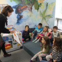 Les enfants, tous très captivés par l’illustration de l’écrivaine Roxane Turcotte, sont à la recherche de la rime allant avec le mot lapin… Avez-vous trouvé ? – photo Jacinthe Laliberté