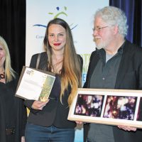 Manon Lefebvre, administratrice au Conseil de la culture des Laurentides, les lauréats de l’Atelier de l’île: Jessica Thibault, présidente et Marcel Achard, directeur. – Photo : Diane Brault