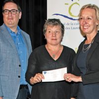 Alexandre Gélinas, président du Conseil de la culture des Laurentides, la lauréate Barbara Claus, et Céline Lavallée, directrice du soutien aux artistes, aux communautés et à l’action régionale du Conseil des arts et des lettres du Québec. – Photo : Diane Brault