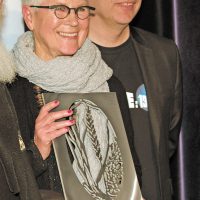 Le prix Les Grands Soleils remis madame Bonnie Baxter, entre autres fondatrice de l’Atelier de l’Île et professeure à l’Université Concordia. – Photo : Diane Brault