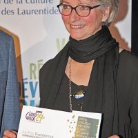 Le prix Excellence remis à Suzanne Ferland qui, depuis 10 ans, participe activement au projet Sentier Art3, consacré à la sculpture au sein du parc régional du Bois de Belle-Rivière. – Photo : Diane Brault