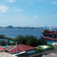 Vue sur Malé, la capitale des Maldives de l’Île aéroport de Hulhule. – Photo Diane Brault