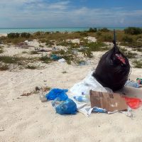 Eydhafushi, Baa Atoll. Détritus de plastic venant de la mer et des BBQ. – Photo Diane Brault