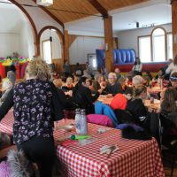 Le Centre communautaire débordait d’activité en cette journée spéciale de la relâche. Tous se sont côtoyés sous le signe de la gaieté. – photo : Yves Briand