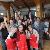 L’équipe des bénévoles de Sainte-Anne-des-Lacs, une équipe des plus dynamiques a préparé la salle et servi le dîner à plus de deux cents convives.  – photo : Yves Briand