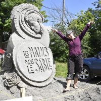 Melineige Beauregard devant sa sculpture – Photo : Luc Brousseau