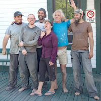 La belle gang des sculpteurs : Marc Lepire, Guy-Olivier Deveau, Martin Ernst, Mélineige Beauregard, Guy Beauregard et Jonathan «Jobi» Bouchard – Photo : Diane Brault