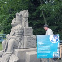 Une vue de la sculpture de Marc Lepire mettant en scène un roi crapaud sur un trône aztèque – Photo : Diane Brault