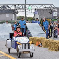 Au premier plan, une participante, mais à l’arrière plan, portant des chandails bleus, les organisateurs et bénévoles qui font de cet événement un succès – Photo : Luc Brousseau