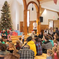 Le décompte était commencé. Et pourquoi ne pas chanter Petit papa Noël pour que l’illustre personnage puisse arriver plus rapidement? – Photo : Jacinthe Laliberté