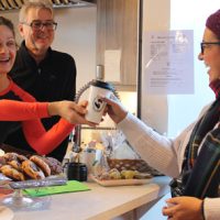 Le petit coin repos où l’on pouvait déguster un délicieux biscuit santé ainsi qu’un breuvage pour l’accompagner de la Cantine des Petits bonheurs. – Photo : Yves Briand