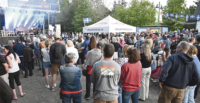 La foule  devanr la scène à la gare de Prévost – photo: Michel Fortier